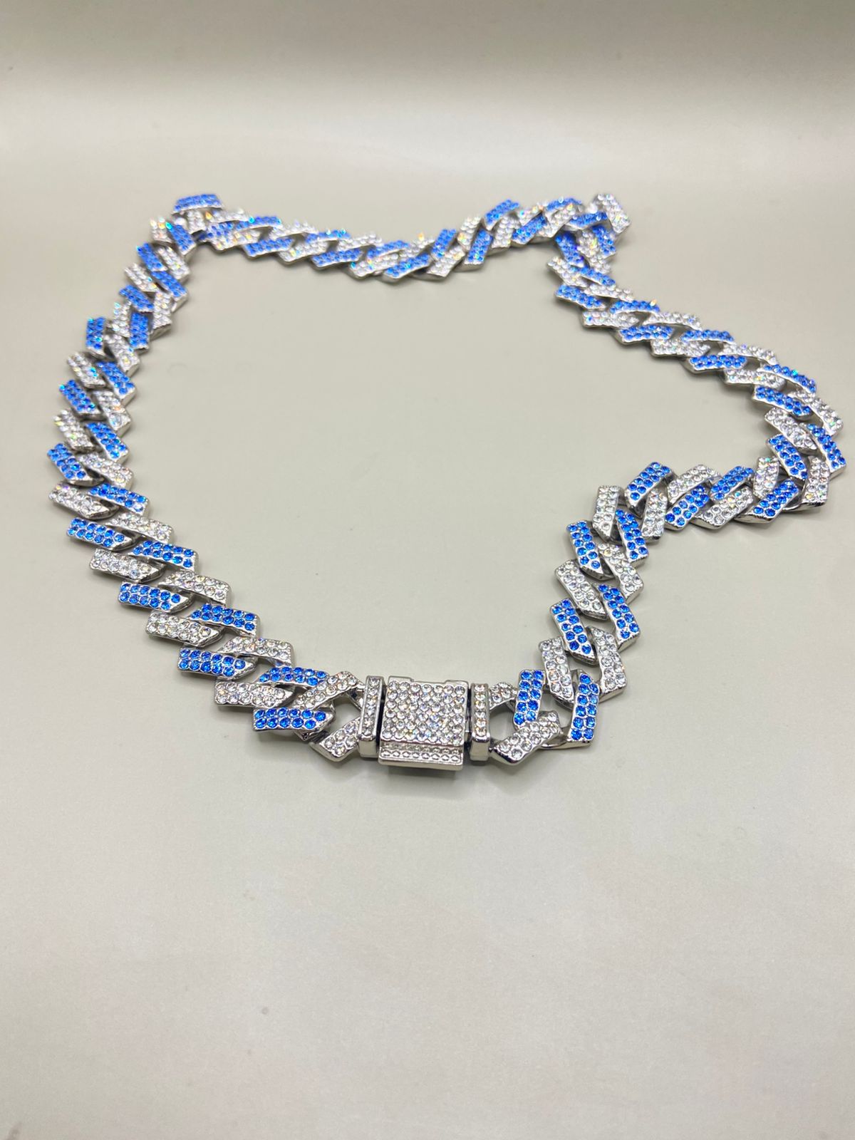 COLLAR BASIC CON BRILLANTES